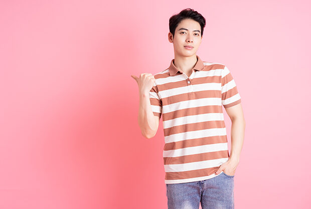 Adolescent sur fond rose